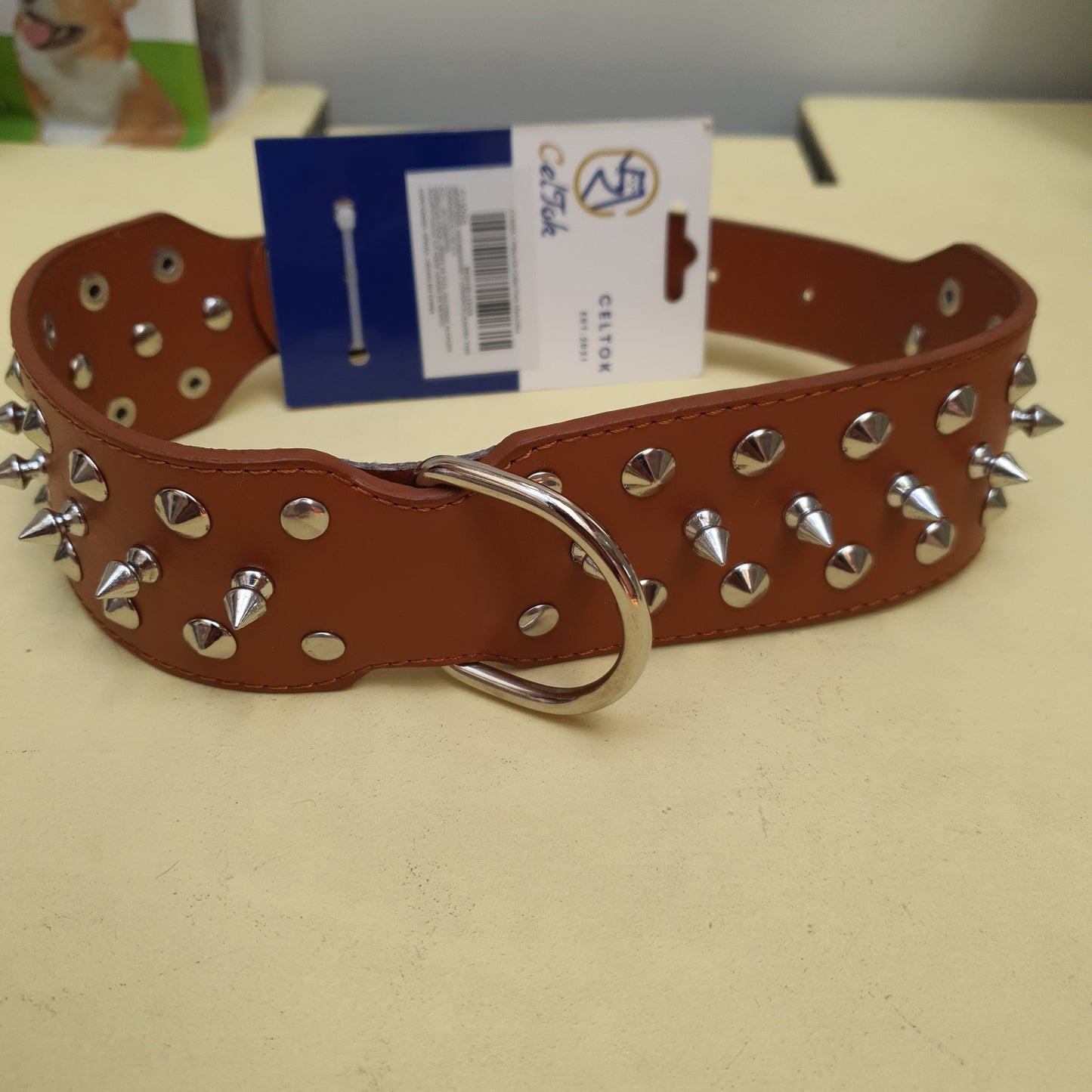 collar de cuero café con picos Celtok