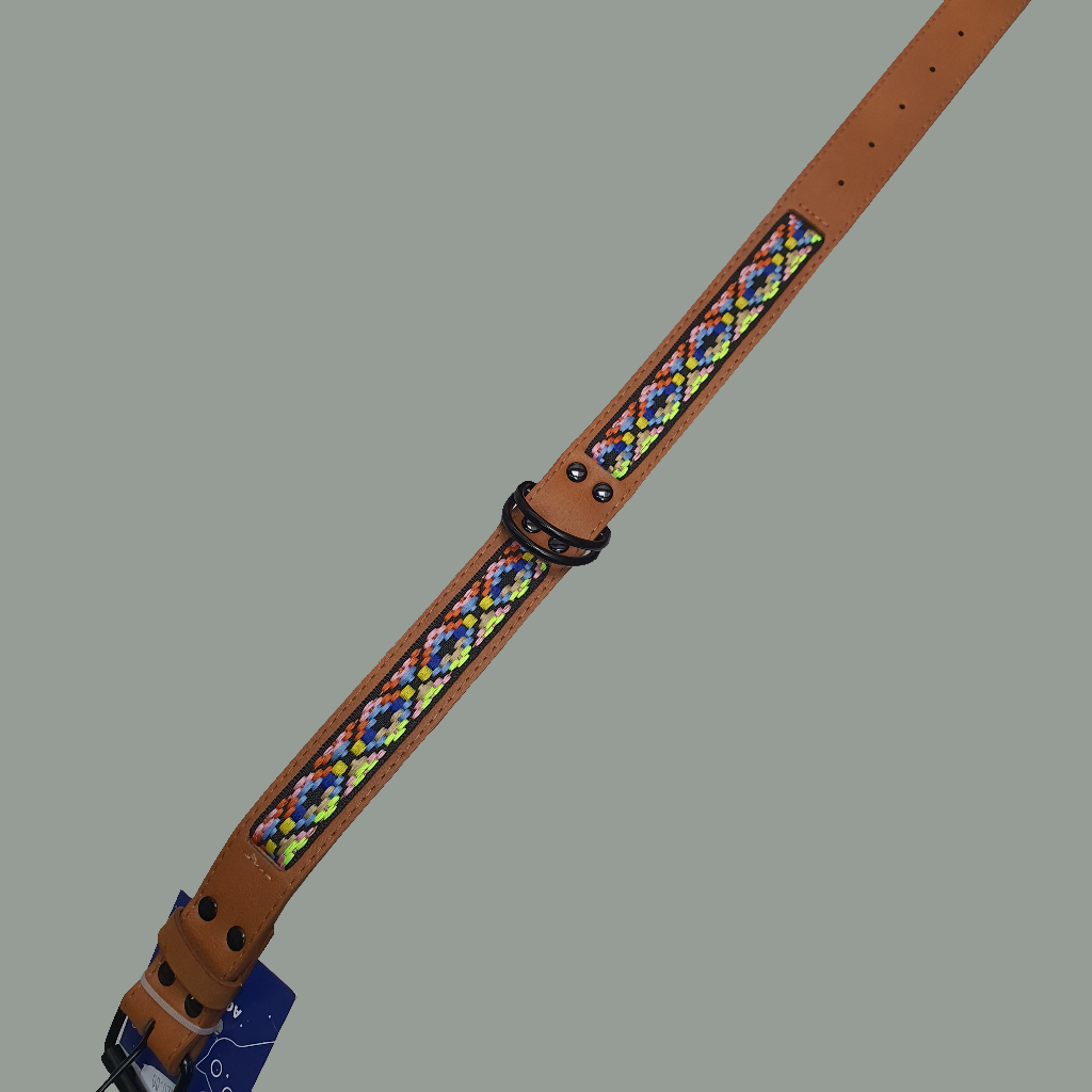 Collar de cuero con diseño tejido multicolor.