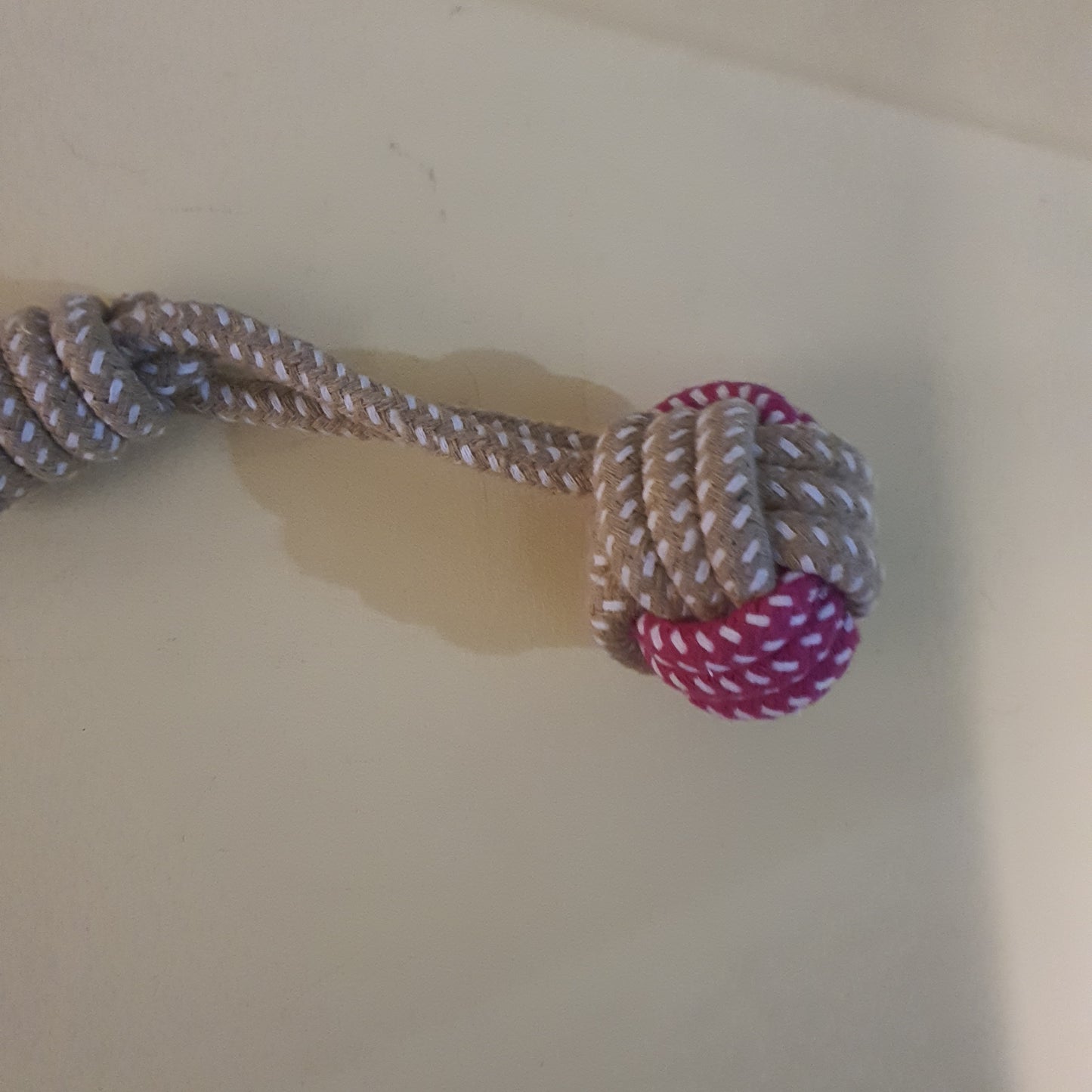 Juguete perro cuerda con pelota celtok cafe/rosa