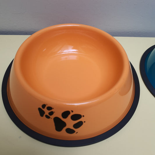 Plato comida de metal naranja con patitas.
