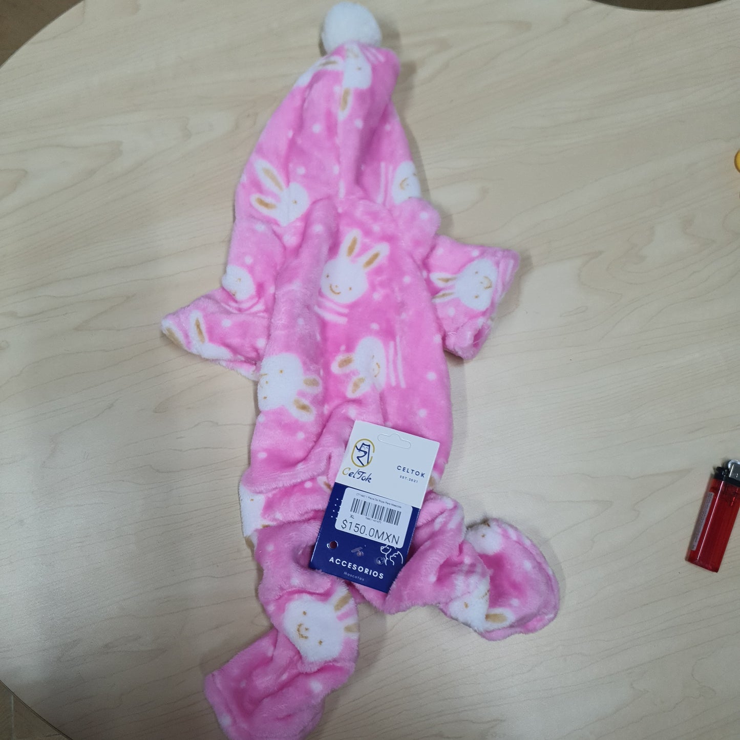 Suéter rosa con conejos celtok