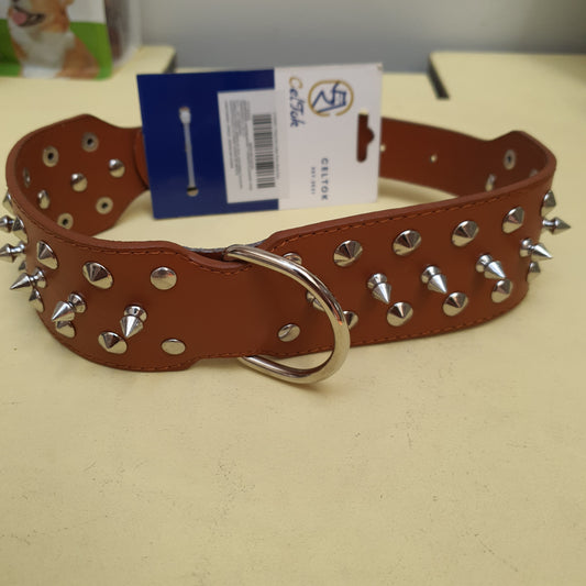 collar de cuero café con picos Celtok