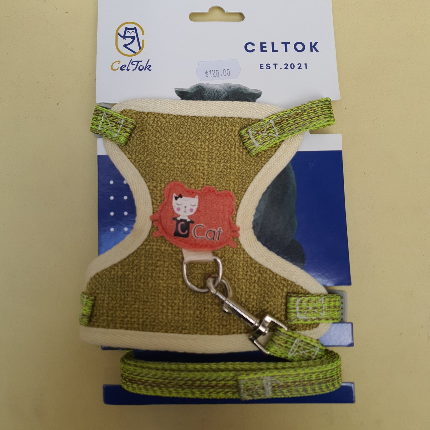 pechera con correa verde de gato.