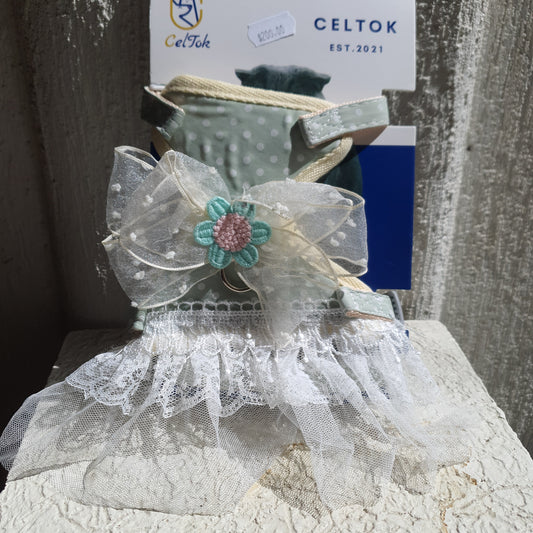 pechera y correa con diseño vestido y moño.