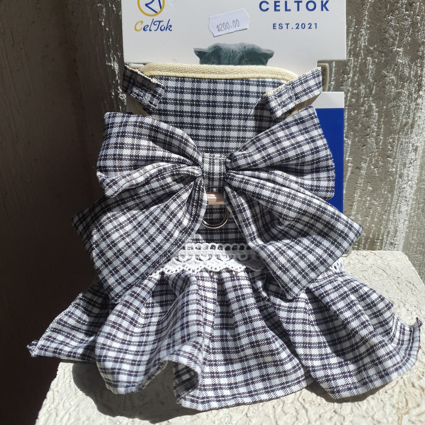 pechera y correa con diseño vestido y moño.