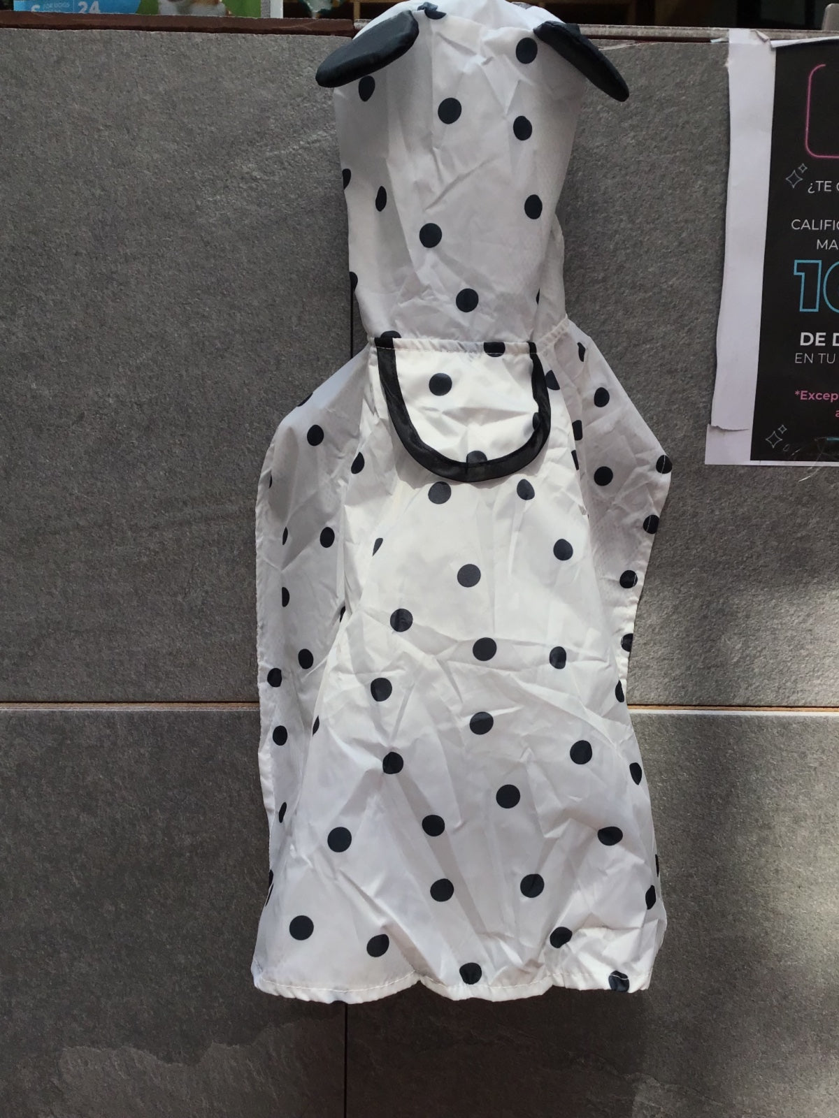 Impermeable de lunares Blanco y negro