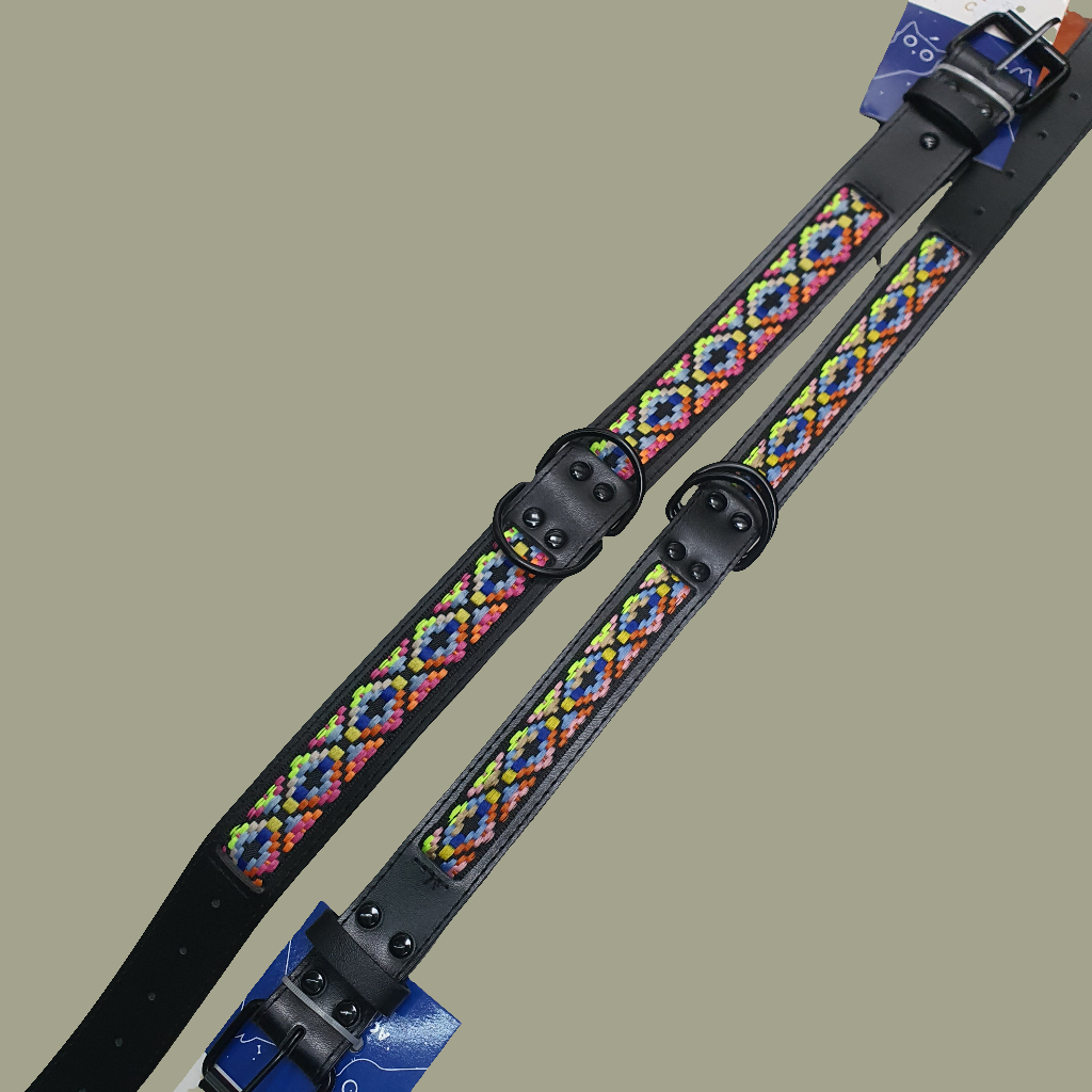 Collar de cuero con diseño tejido multicolor.