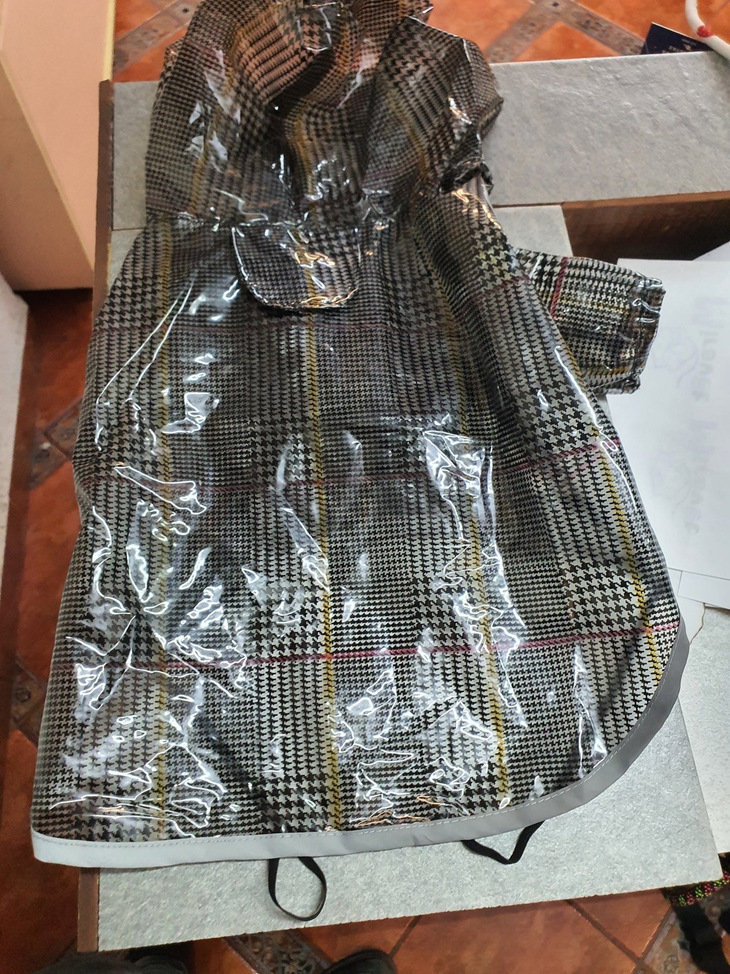 Impermeable para perro de hule diseño elegante